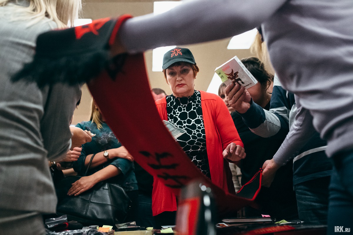 После концерта в холле театра можно было приобрести диски и сувенирную продукцию группы «Пикник».