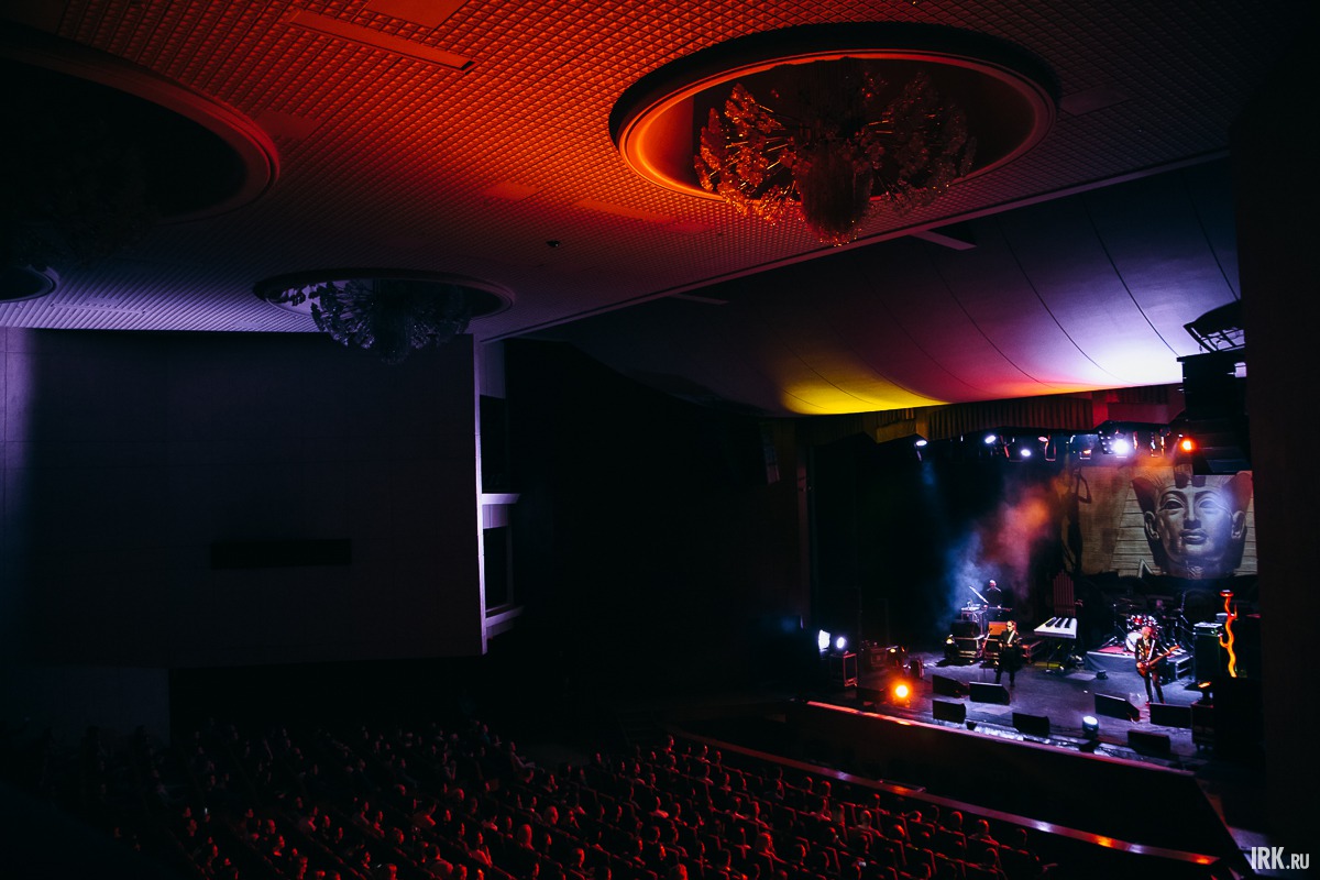 16 ноября в Иркутском музыкальном театре имени Н. М. Загурского выступила группа «Пикник».