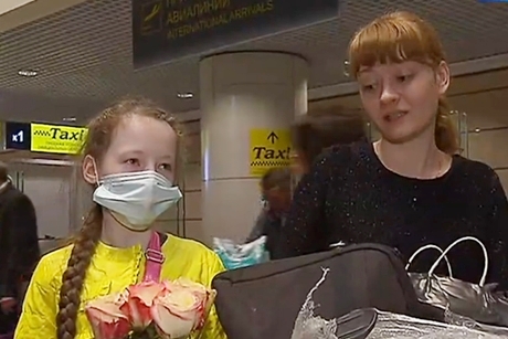 Вика Иванова с мамой. Скриншот видео Вести.ru