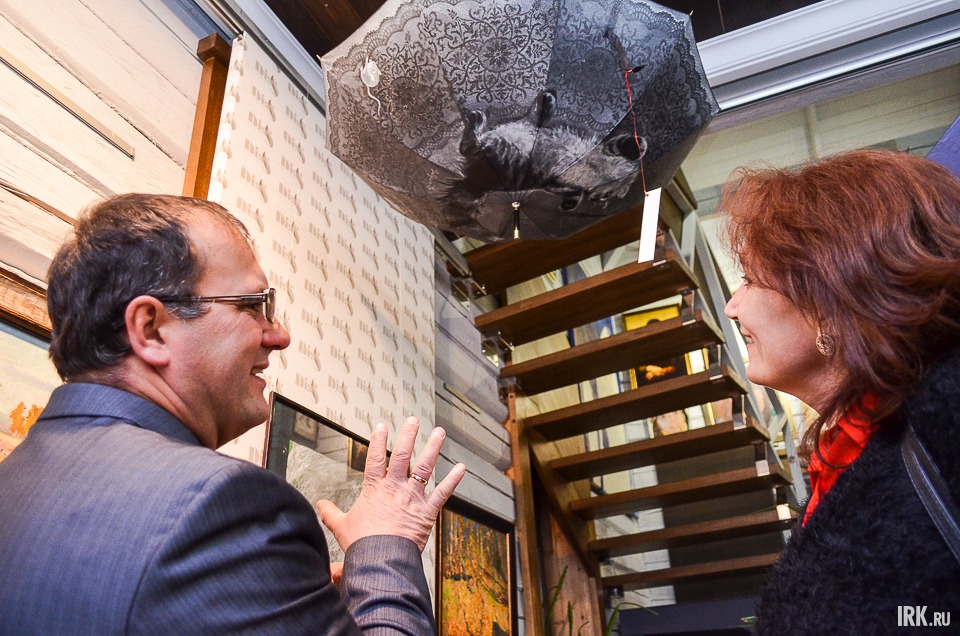 Каждый зонт выставки уникален, так как расписан вручную.