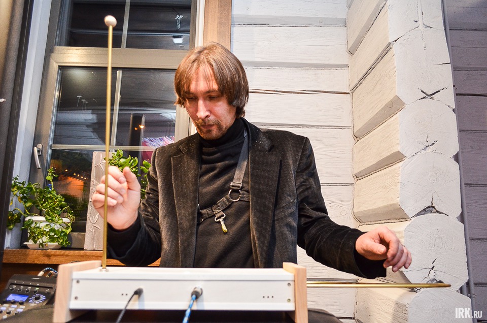 Гостей праздника развлекал саксофонист Андрей Гедеон.