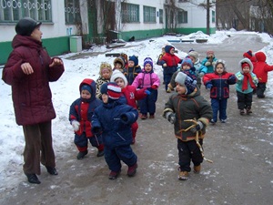 Воспитатель с детьми. Фото с сайта www.ulmoney.ru