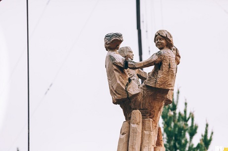 На фестивале деревянной скульптуры «Лукоморье — 2015». Автор фото — Илья Сакулин