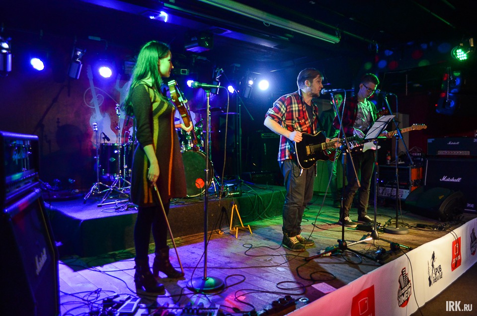 Открыла вечер своим выступлением иркутская группа «Стерео клаб». Музыканты исполнили несколько песен из сериала «Теория большого взрыва».