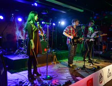 Открыла вечер своим выступлением иркутская группа «Стерео клаб». Музыканты исполнили несколько песен из сериала «Теория большого взрыва».