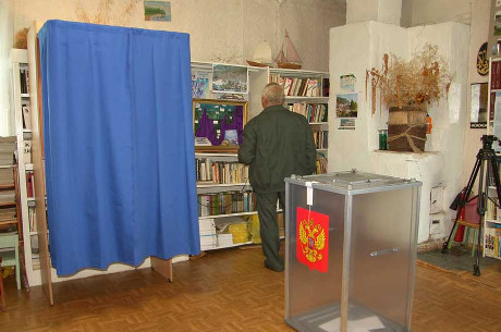 На избирательном участке. Фото пресс-службы облизбиркома