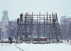 Монтаж главной елки города. Фото ИА «Иркутск онлайн»
