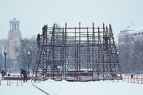 Монтаж главной елки города. Фото ИА «Иркутск онлайн»