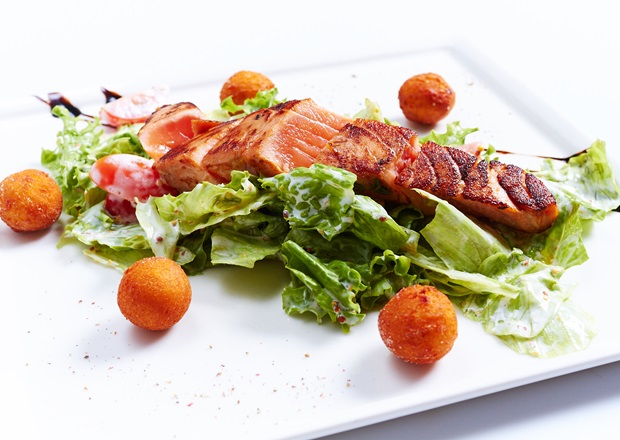 Салат с ломтиками семги