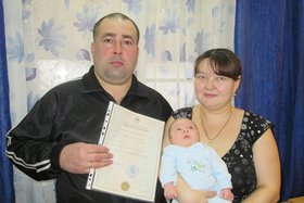 Родители с новорожденным. Фото ИФНС России по Октябрьскому округу Иркутска