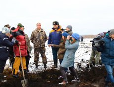 В конце октября губернатор региона Сергей Левченко вместе с главой ГУ МЧС по Иркутской области Валентином Нелюбовым проинспектировал тушение торфяников в районе Пивоварихи.