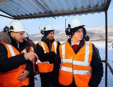 Здесь Сергей Левченко провел ряд встреч с руководителями золотодобывающих компаний, побывал на Вернинском ГОКе.