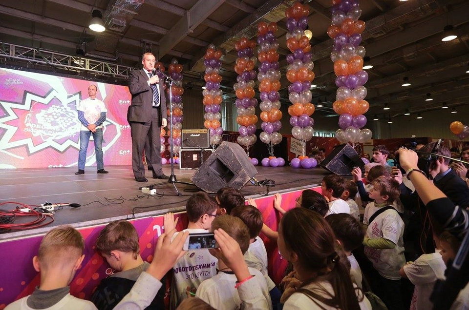 Сергей Левченко отметил, что «создание условий для развития талантливых ребят — одно из приоритетных направлений деятельности правительства региона».