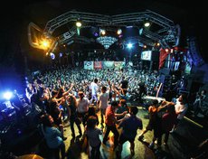 Концерт состоялся в клубе «Панорама». У зрителей была возможность потанцевать на сцене