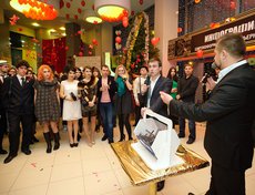 В ходе праздника в холле кинотеатра провели лотерею