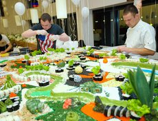 На глазах у гостей праздника мастера японской кухни из роллов создавали карту Иркутской области
