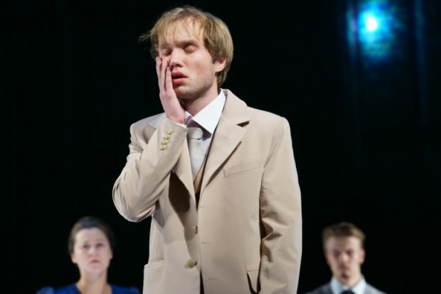 Сцена из спектакля «Идиот». Автор фото — Анатолий Бызов