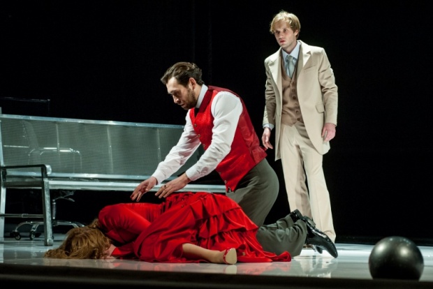 Сцена из спектакля «Идиот». Автор фото — Анатолий Бызов