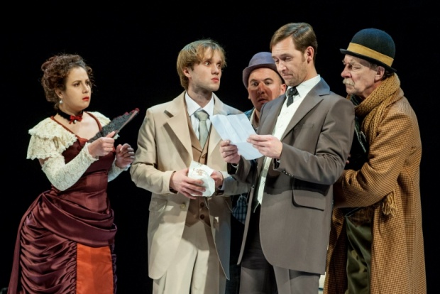 Сцена из спектакля «Идиот». Автор фото — Анатолий Бызов