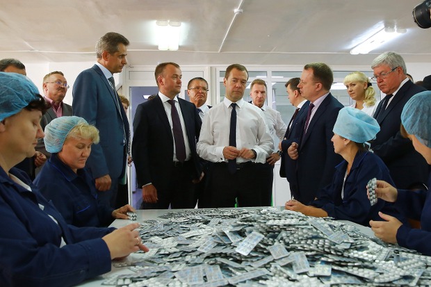 Посещение химфармзавода. Фото пресс-службы правительства региона