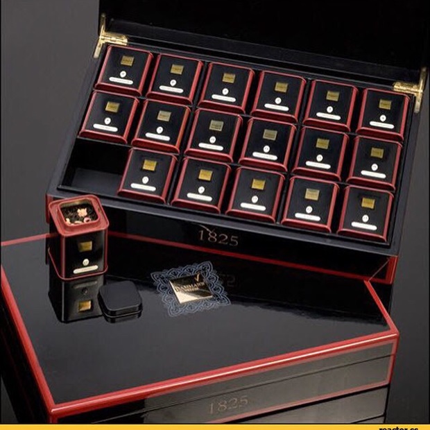 Благородный набор от чайного дома Dammann ("Дамманн) из 18 баночек разного вида чая в деревянном кейсе (6550 рублей)