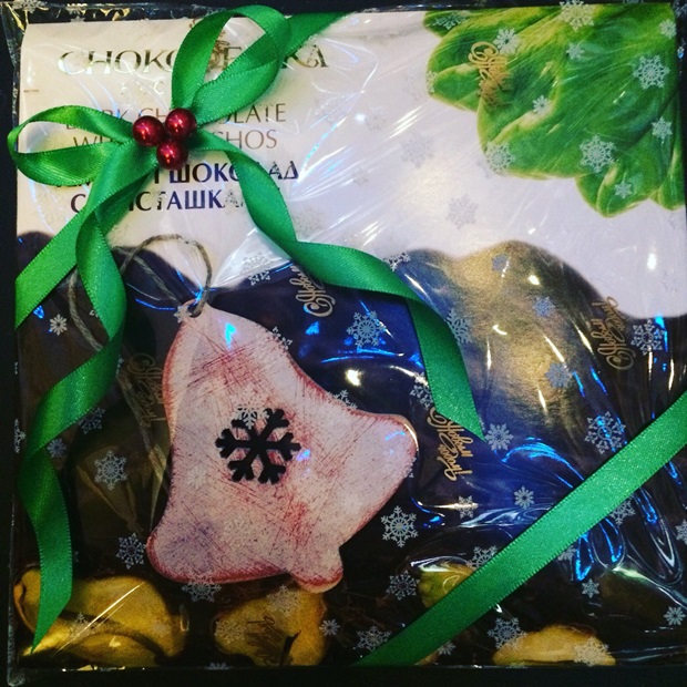 Темный шоколад с цельными орехами и милыми игрушками ручной работы (540 рублей)