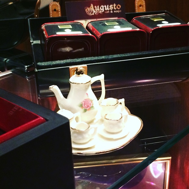 Благородный набор от чайного дома Dammann ("Дамманн) из 18 баночек разного вида чая в деревянном кейсе (6550 рублей)