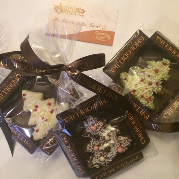 Милые веселые человечки из марципана в бельгийском шоколаде или конфета в виде новогодней елки (109 рублей)