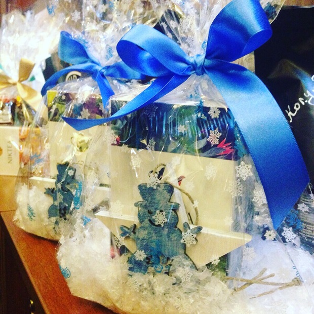 Сборные подарочки на ваше усмотрение. Фруктовый чайный напиток + джем + клубничный шоколад + «запорошенные снегом» игрушка или коробочка бельгийского шоколада с игрушкой  (от 150 рублей)