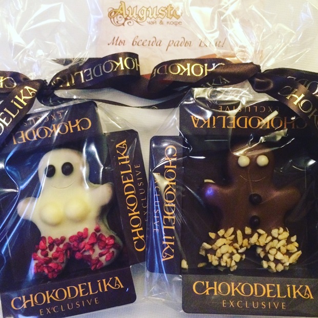 Милые веселые человечки из марципана в бельгийском шоколаде или конфета в виде новогодней елки (109 рублей)