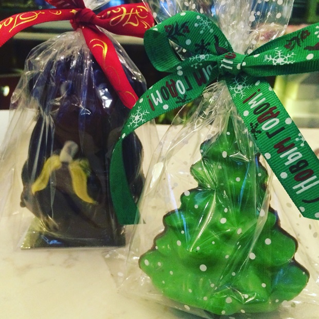 Шоколадные фигурки в новогодний подарок. Ёлочка — 179 рублей, обезьянка с бананом — 290 рублей.