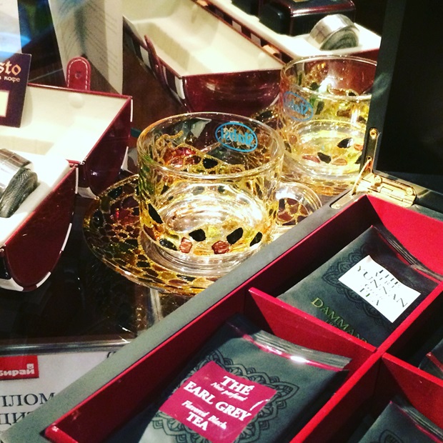 Благородный набор от чайного дома Dammann ("Дамманн) из 18 баночек разного вида чая в деревянном кейсе (6550 рублей)