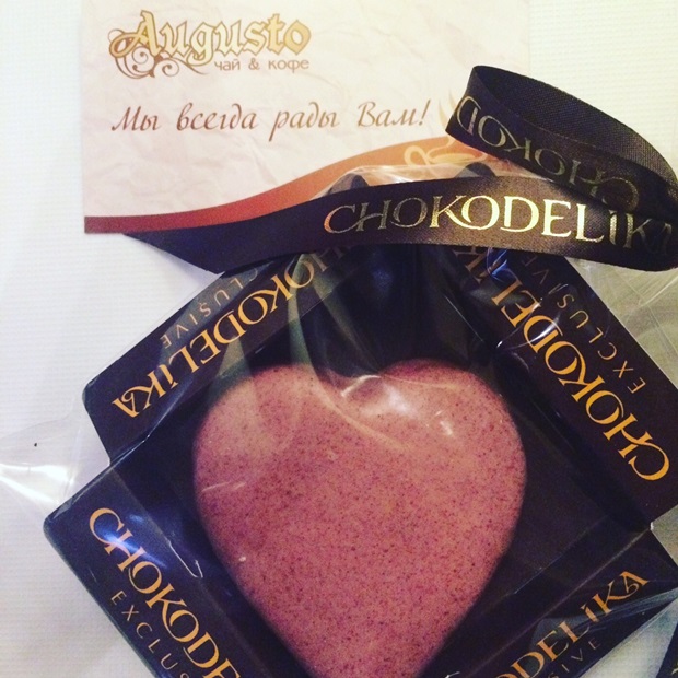 Милые веселые человечки из марципана в бельгийском шоколаде или конфета в виде новогодней елки (109 рублей)