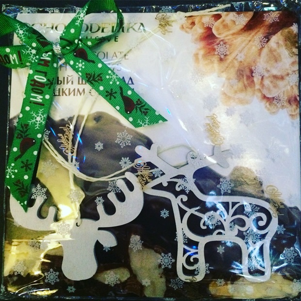 Темный шоколад с цельными орехами и милыми игрушками ручной работы (540 рублей)