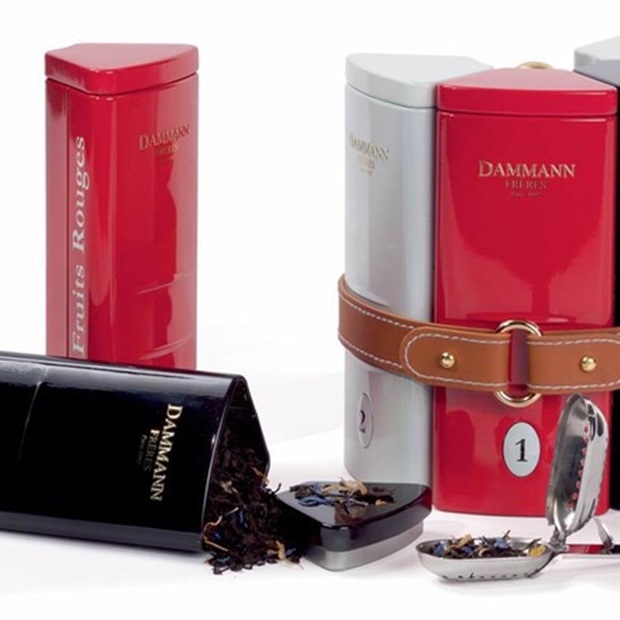 Набор «Симфония» из шести видов чая в баночках треугольной формы, объединенных кожаным ремешком, сито в виде ложки в отдельной тубе (4699 рублей)