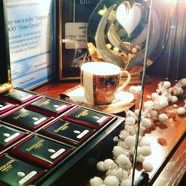 Благородный набор от чайного дома Dammann ("Дамманн) из 18 баночек разного вида чая в деревянном кейсе (6550 рублей)