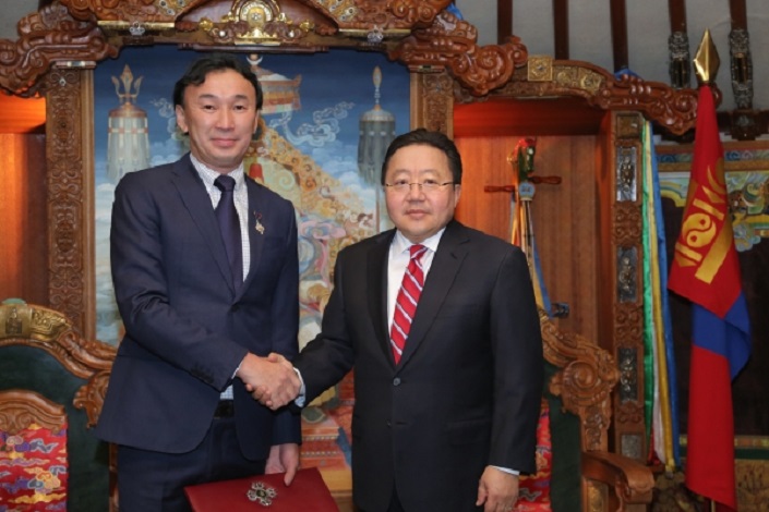 Даши Намдаков и президент Монголии. Фото с сайта скульптора