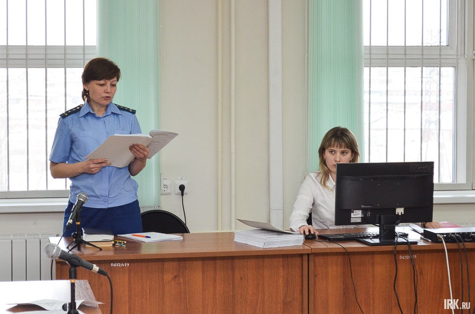 Помощник прокурора Октябрьского района Иркутска Наталья Брянская зачитывает обвинение.