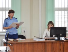 Помощник прокурора Октябрьского района Иркутска Наталья Брянская зачитывает обвинение.