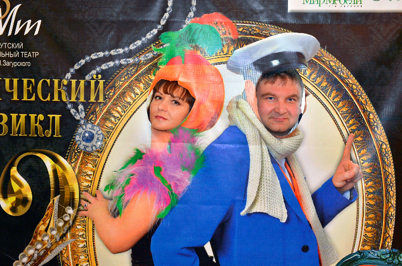 Фотограф запечатлевал всех желающих в образе главных героев «12 стульев»