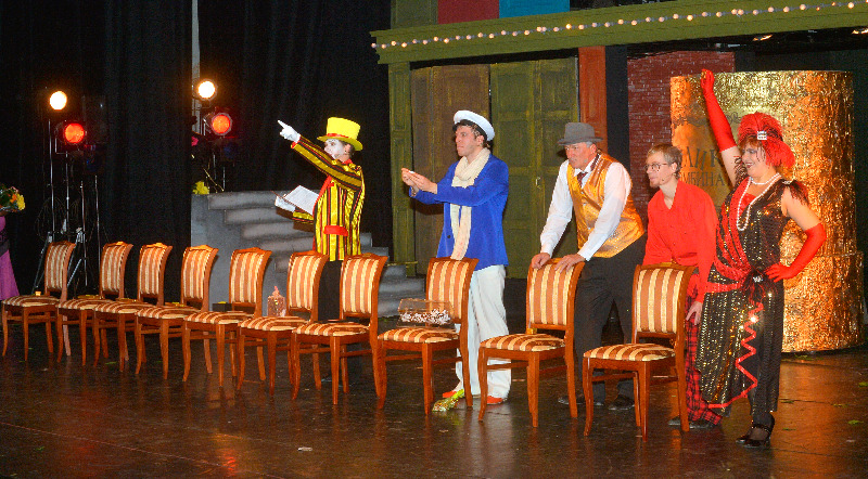 Кульминацией вечера стал розыгрыш двенадцати стульев по номерам билетов