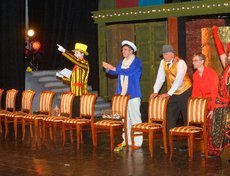 Кульминацией вечера стал розыгрыш двенадцати стульев по номерам билетов