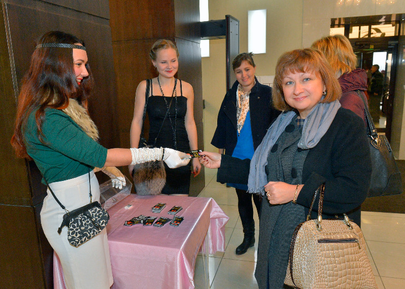 На входе зрителей встречали девушки в костюмах эпохи НЭПа и раздавали лотерейные билеты, по которым после спектакля разыграли стулья и украшения