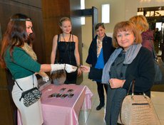 На входе зрителей встречали девушки в костюмах эпохи НЭПа и раздавали лотерейные билеты, по которым после спектакля разыграли стулья и украшения