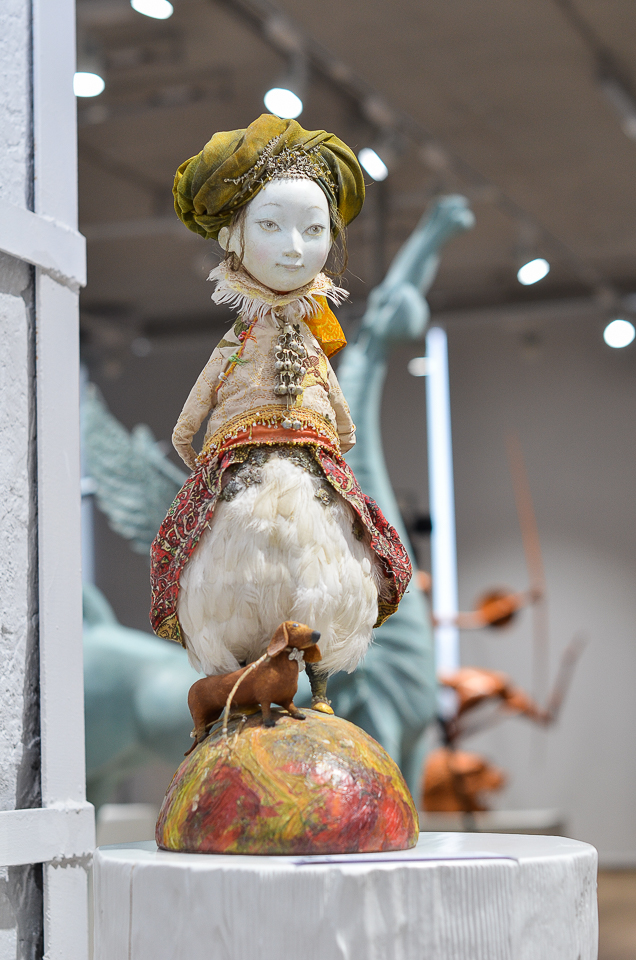 Каждая кукла уникальна, похожих нет. «По большому счету это скульптура, но в отличие от, например, бронзовых скульптур, которые я делаю, здесь использован миллион разных техник. Все сделано вручную, каждый узор уникален» — рассказал Даши Намдаков.