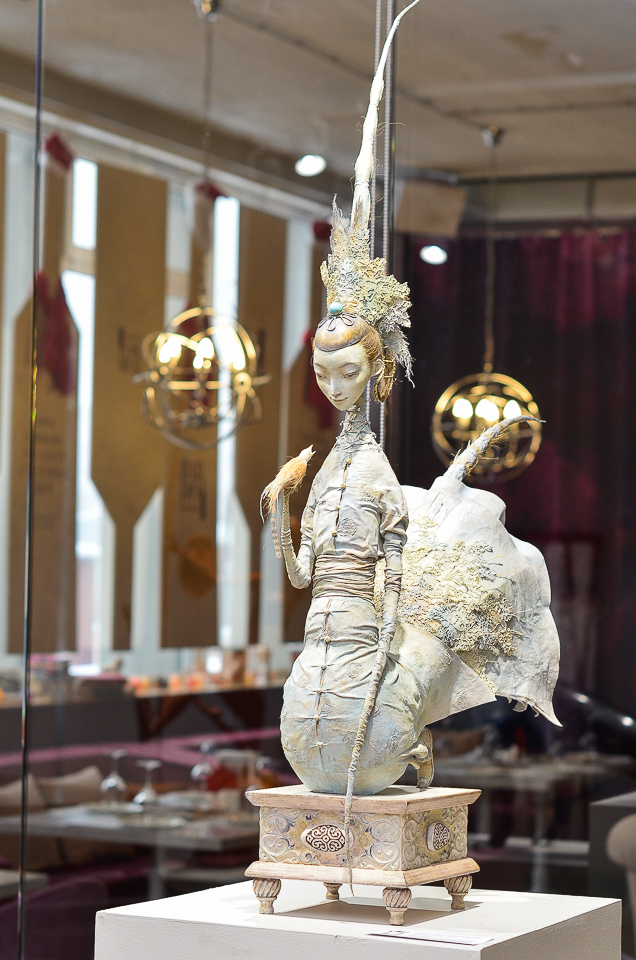 Семейная мастерская, где изготавливают кукол, располагается в доме, где живут отец и мать Даши. Каждый день все сестры и братья приезжают на работу и видятся с пожилыми родителями.