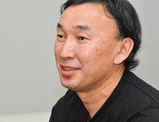 Даши рисует эскизы будущих кукол. Все элементы из кожи и дерева выполняет отец Даши — Бальжан. Прически создает мама, братья мастерят каркасы кукол, сестры — одежду. К делу привлекли даже бабушку и дедушку.