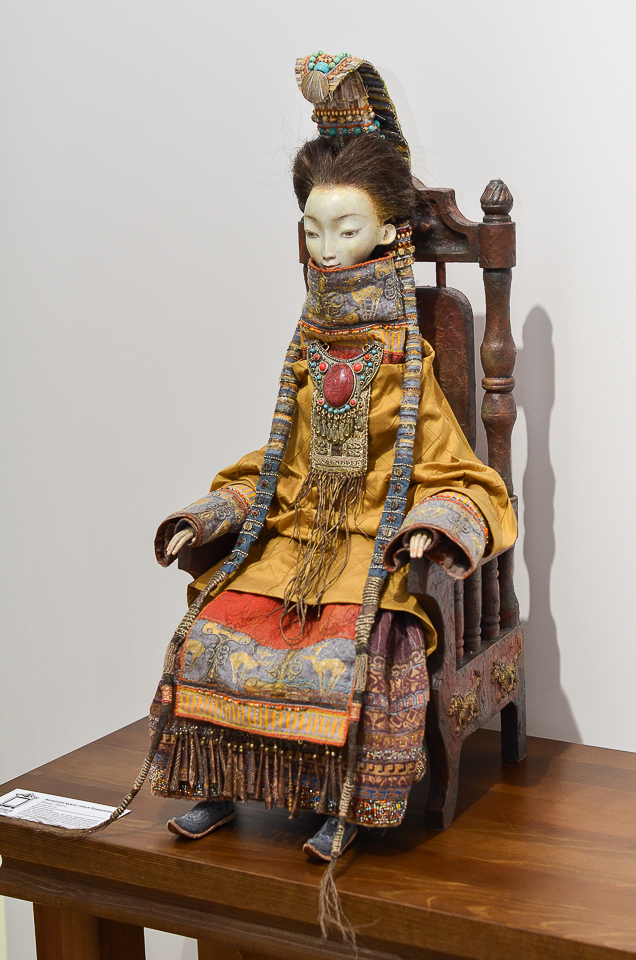 Для изготовления кукол используется смешанная техника. Головы отливаются, а тело создается из проволочного каркаса. Также используется другие материалы — пенопласт, дерево.