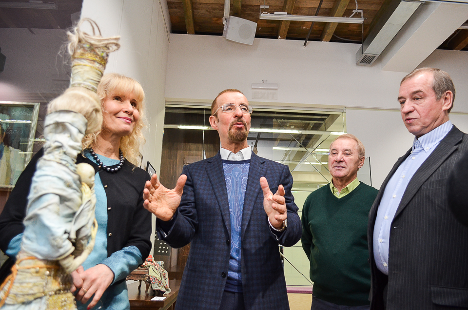 Также на мероприятии присутствовали Виктор Бронштейн, владелец галереи, и депутат Заксобрания региона Владимир Матиенко.