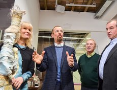 Также на мероприятии присутствовали Виктор Бронштейн, владелец галереи, и депутат Заксобрания региона Владимир Матиенко.
